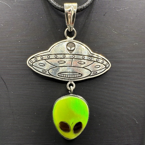 👽 Sterling Silver 925 Green Opal Alien Spaceship 🛸 Necklace Pendant Handmade UFO - Picture 4 of 7